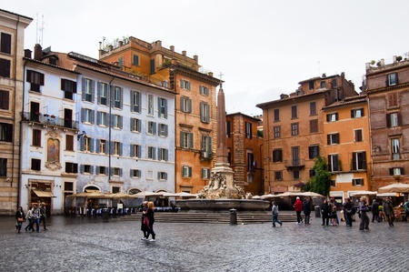 ROME, ITALY-OCTOBER 20: Tourists at the Rotunda Square on October 20, 2011 in Rome, Italy.  The Piazza della Rotonda is where the Pantheon in Rome, Italyのeditorial素材