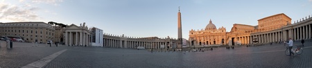 ROME, ITALY, OCTOBER 17: Unidentified people visiting St. Peter's Square at the Vatican on October 17, 2011 in Rome, Italy. The square is an ellipse and is surrounded by a colonnade which contains statues of 140 saints of the Catholic history. They were bのeditorial素材