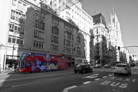 MADRID, SPAIN-NOVEMBER 27: A view of a tourist bus and traffic on the Gran Via in Madrid on November 27, 2011 in Madrid, Spain.  It was built in the early twentieth century. Among other things is famous for its cinemas, one of the sections is known as theのeditorial素材