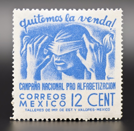 MEXICO - CIRCA 1945: A stamp printed in MEXICO on literacy pro national campaign with the slogan "quit the band!", Circa 1945のeditorial素材