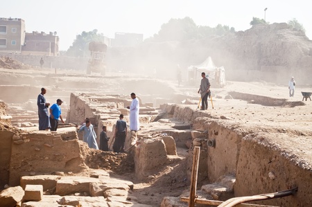 LUXOR, EGYPT-APRIL 27: Unidentified archaeologists working on the temple of Karnak on April 27, 2010 in Luxor, Egyptのeditorial素材