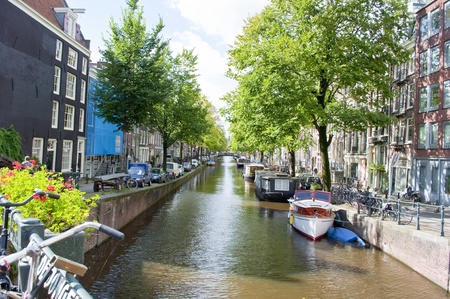 AMSTERDAM, NETHERLANDS, SEPTEMBER 15: canal in Amsterdam on September 15, 2010 in Amsterdam, Netherlands.  Amsterdam is known as the Venice of the North for over 100 kilometers of canals. This part of the city has been included by UNESCO in the list of Woのeditorial素材