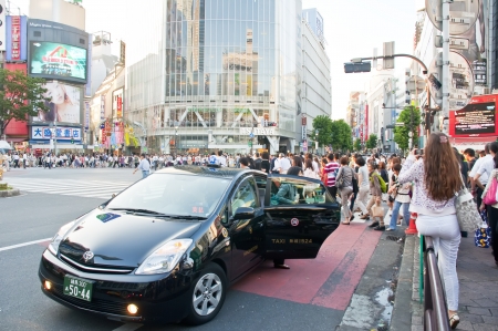 TOKYO, JAPAN - JULY 21: Shibuya crossing is one of the most famed examples of a scramble crosswalk in the world on July 21, 2011 in Tokyo, Japan.のeditorial素材