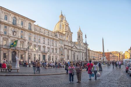 ROME,ITALIA-OCTOBER 15: Tourists at Piazza Navona on Octubre 15, 2011 in Rome, Italy. Piazza Navona is a popular destination in Rome, the 3rd most visited city in European Union.のeditorial素材