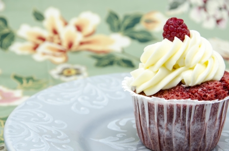 Cupcake with a decorative background with flowersの写真素材