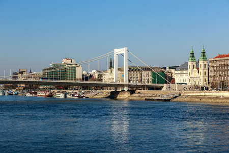 BUDAPEST, HUNGARY - Februar 15, 2015: Elisabeth Bridge (Hungarian: Erzsebet hid) is the third newest bridge of Budapest, Hungary, connecting Buda and Pest across the River Danubeの写真素材