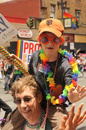 SAN FRANCISCO - JUNE 28: Paraders on Market Street in the SF Pride Parade enjoy the day on June 28, 2015のeditorial素材