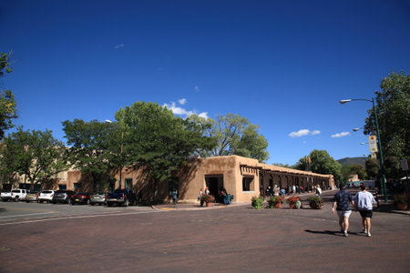 Santa Fe, New Mexico - September 23, 2010: Shoppers and tourists at the Native American market at the Palace of the Governors in Santa Fe.のeditorial素材