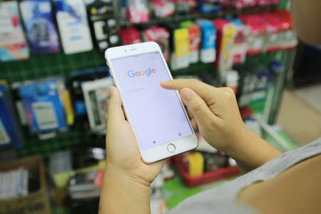 CHIANG MAI,THAILAND - November 28,2016: Female Holding Smartphone On Hand And Start Using Google Application.のeditorial素材