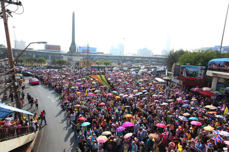 BANGKOK - DECEMBER 9 : Protesters hold an anti-government rally on December 9, 2013 at Victory Monument . They blow whistles to make symbolic protest against the amnesty bill and want government resign and replaced with people's council. のeditorial素材