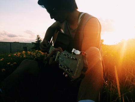 Chilling in a fieldの素材