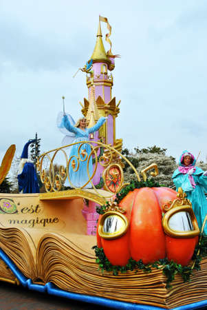 Fairy tale characters in the parade at Disneyland Parisのeditorial素材