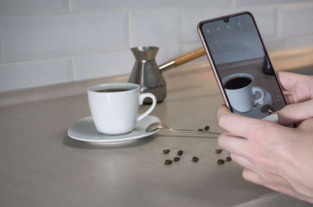The blogger takes pictures of how he makes coffee on the phone