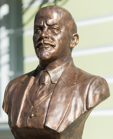 September 23, 2017 Moscow Russia Bust Chairman of the Council of People's Commissars of the USSR Vladimir Lenin made Zurab Tsereteli at the Rulers Alley in Moscow.のeditorial素材
