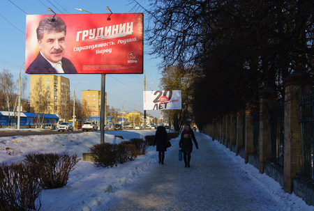 February 7, 2018. Orel, Russia A banner in support of a candidate for the presidential elections in Russia from the Communist Party (CPRF) Pavel Grudinin on a street in Orel.のeditorial素材