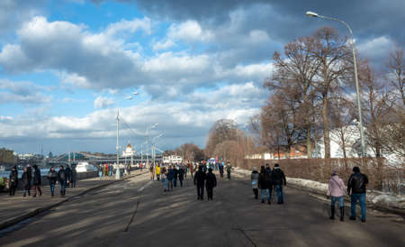 February 17, 2019, Moscow, Russia. Passers-by on Pushkinskaya embankment in Gorky park in Moscow.のeditorial素材