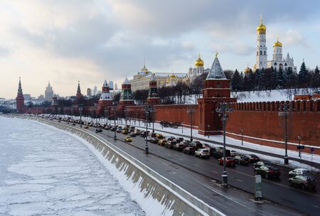 Cars on the Kremlin embankment and the frozen Moscow river on a clear winter day.の写真素材
