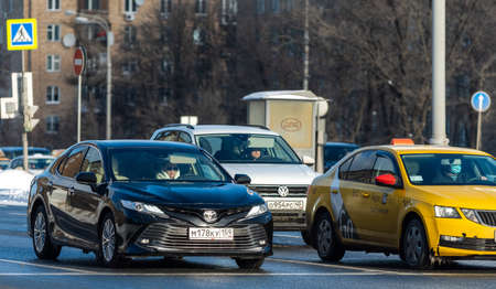 February 7, 2021. Moscow, Russia. Car traffic on Leninsky Prospekt in Moscow on a frosty winter day.のeditorial素材