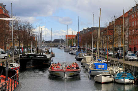 people are exploring Copenhagen in touristic boatのeditorial素材