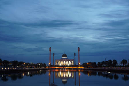 Hat Yai, Songkhla, Thailand - 30 April 2018: Beautiful sunset view of Songkhla Central Mosque or Masjid Songkhla at Hat Yai District, Songkhla, Thailandのeditorial素材