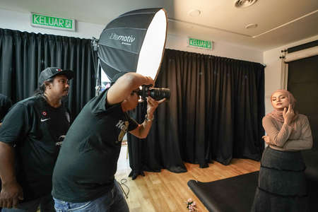 Kuala Lumpur, Malaysia â November 3, 2018: Group of photographers learning creative portrait during photo shooting in photography studio.のeditorial素材