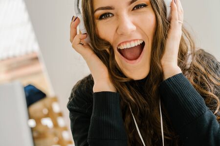 girl listening to musicの写真素材