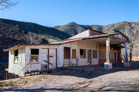 A derelict building sits on a hillside between Cottonwood and Jerome in Arizona, USAの写真素材