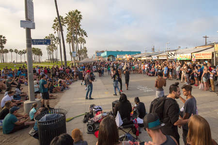 Los Angeles, USA - October 22: Buskers and crowd at Venice Beach in Los Angeles, California, USAのeditorial素材
