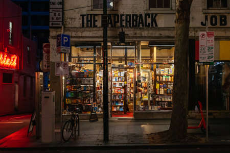 Melbourne Street Scene at Night in Australiaのeditorial素材