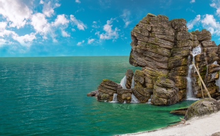Huge rock in form of skull on the seashoreの写真素材