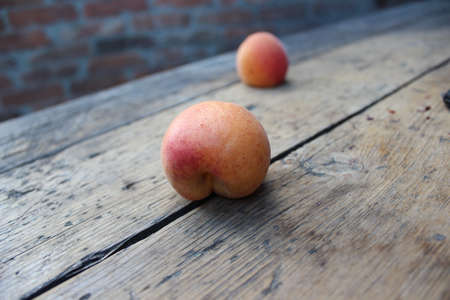 Ripe apricots lie on a wooden boardの写真素材