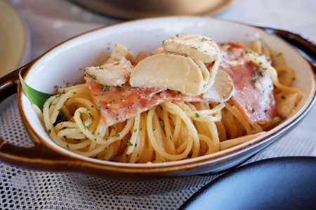 spaghetti carbonara in brown bowlの写真素材