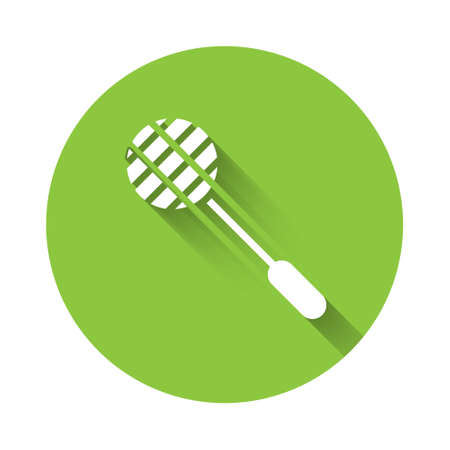 White Tennis racket icon isolated with long shadow. Sport equipment. Green circle button. Vectorのイラスト素材