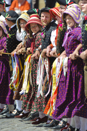 ROTHENBURG OB DER TAUBER, GERMANY - JUNE 12: performer of the annual medieval parade Meistertrunk, dressed in historical costume while an ancient dance at June 12, 2011 in Rothenburg ob der Tauber, Germanyのeditorial素材