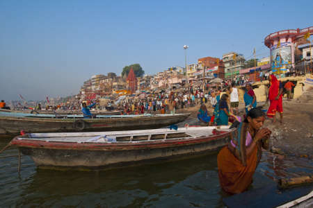 VARANASI, INDIA-APRIL 18, 2010 - Crowding of local Indian people live their morning life on Ganga riverbank. The most holy river of India and Hindu culture のeditorial素材