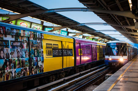 BANGKOK,THAILAND-NOVEMBER 6: Incoming electric train on sky platform, BTS sky train is the major mass transit through the business area of Bangkok metropolis on November 6, 2011 in Bangkok, Thailand.のeditorial素材