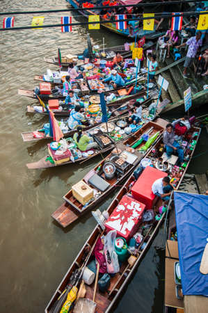 AMPHAWA,THAILAND-DECEMBER 22: Trader's boats in Amphawa floating Market, 110 km from Bangkok, most famous floating market and cultural tourist destination on December 22, 2012 in Amphawa, Thailand.のeditorial素材