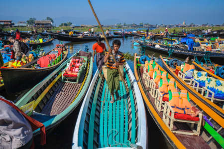 The local market are crowding with row boats of tourists and local people in the center of famous lake on December 26, 2013 in Inle, Myanmar.のeditorial素材