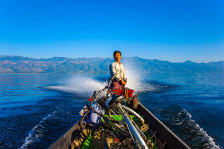 Inle, Myanmar-December 27: Local people in Inle lake usually travel by old style motor boat across the famous lake of Myanmarのeditorial素材