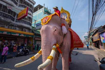 CHONBURI, THAILAND-APRIL 13,2022 : Beautiful parade Songkran Festival at Thailand. Foreign tourists and Thai people enjoy splashing water together with celebration carnival. Safe life, no coronavirus.のeditorial素材