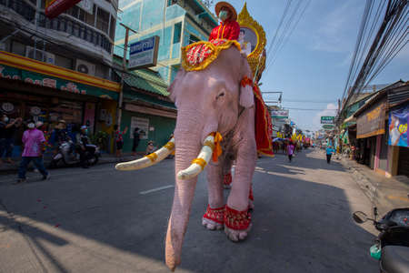 CHONBURI, THAILAND-APRIL 13,2022 : Beautiful parade Songkran Festival at Thailand. Foreign tourists and Thai people enjoy splashing water together with celebration carnival. Safe life, no coronavirus.のeditorial素材
