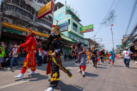 CHONBURI, THAILAND-APRIL 13,2022 : Beautiful parade Songkran Festival at Thailand. Foreign tourists and Thai people enjoy splashing water together with celebration carnival. Safe life, no coronavirus.のeditorial素材