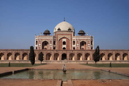 View on the Humayan tomb on top of its platform, from a distance over water pond.の写真素材