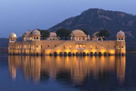 Lighted Summer Palace in India's Jaipur on the lake under evening skies.のeditorial素材