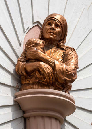 BENGALURU, INDIA - CIRCA NOVEMBER 2013  Mother Theresa Statue at Saint Mary s Basilica in Bangalore のeditorial素材