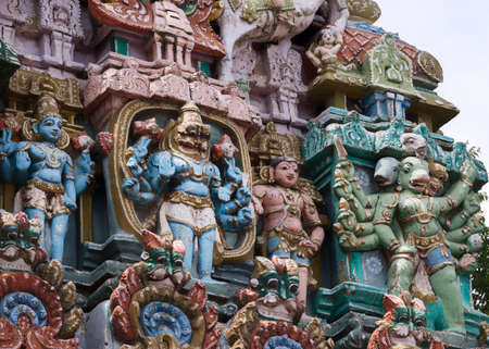 KUMBAKONAM, INDIA - OCTOBER 12, 2013: Sarangapani Vishnu Temple, entrance Gopuram statues. The Figure on the left is Lord Vishnu with the lion head in his Narashima appearance. The figure on the right is Hanuman in his Pancha Muga Anjaneyar appearance. A のeditorial素材