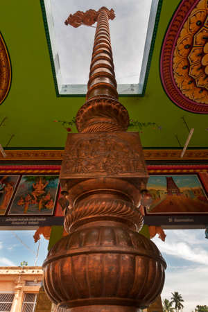 KUMBAKONAM, INDIA - OCTOBER 12, 2013: Mahalingeswarar Temple. An open-sided hall or walkway leads to the inner sanctum. The tall, copper flagpole reaches through the painted ceiling.のeditorial素材