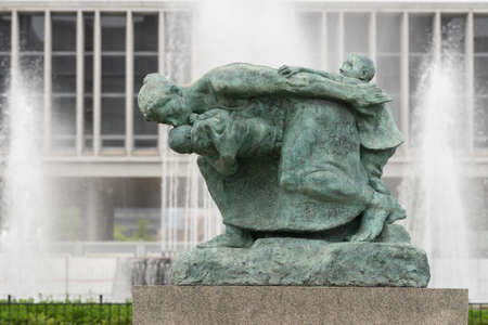 Hiroshima, Japan - September 20, 2016: Mother and Children statue in front of Fountain of Prayers and the Hiroshima Peace Memorial Museum.のeditorial素材