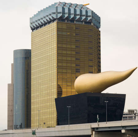Tokyo, Japan - September 28, 2016: The two Asahi corporate buildings with two adjacent towers. Tallest one represents the image of a golden lager in a glass. Other is museum with flame on top. Highway in front.のeditorial素材