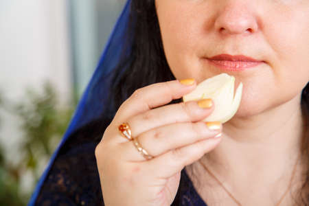 Maror in the hands of the woman who she eats.の写真素材